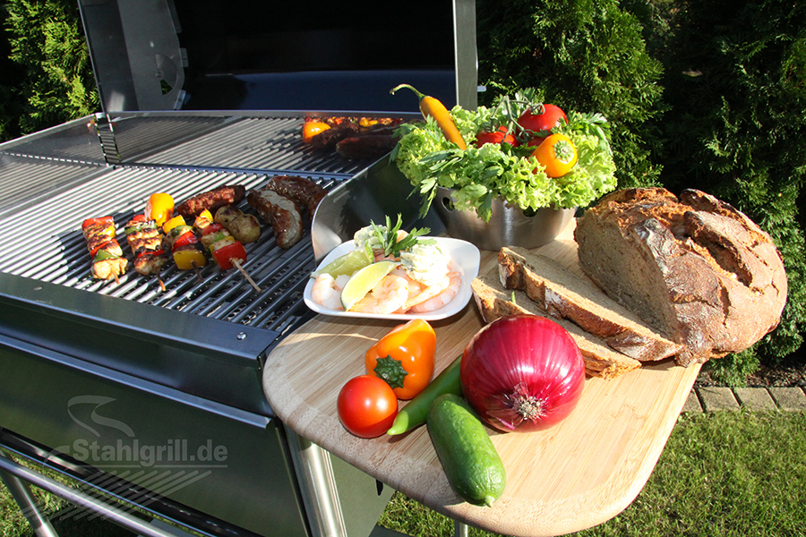 Ein Holzkohlegrill aus Edelstahl bringt lange Freude und Grillspaß.
